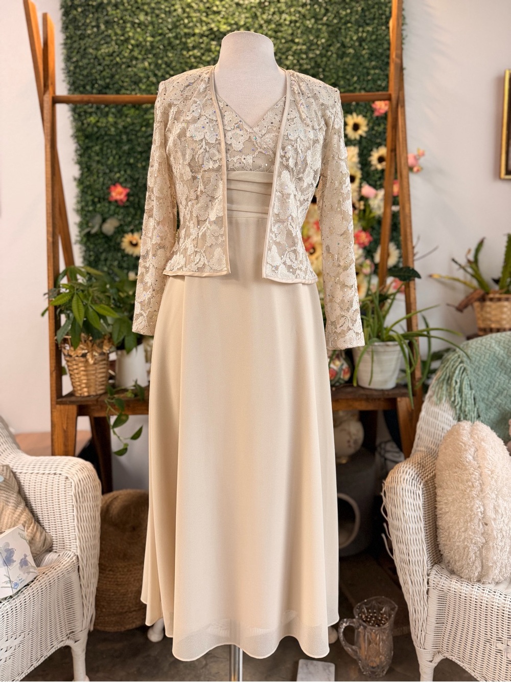 Elegant Mother-Of-The-Bride/Groom Cream Lace-Overlay Midi Dress with Jacket